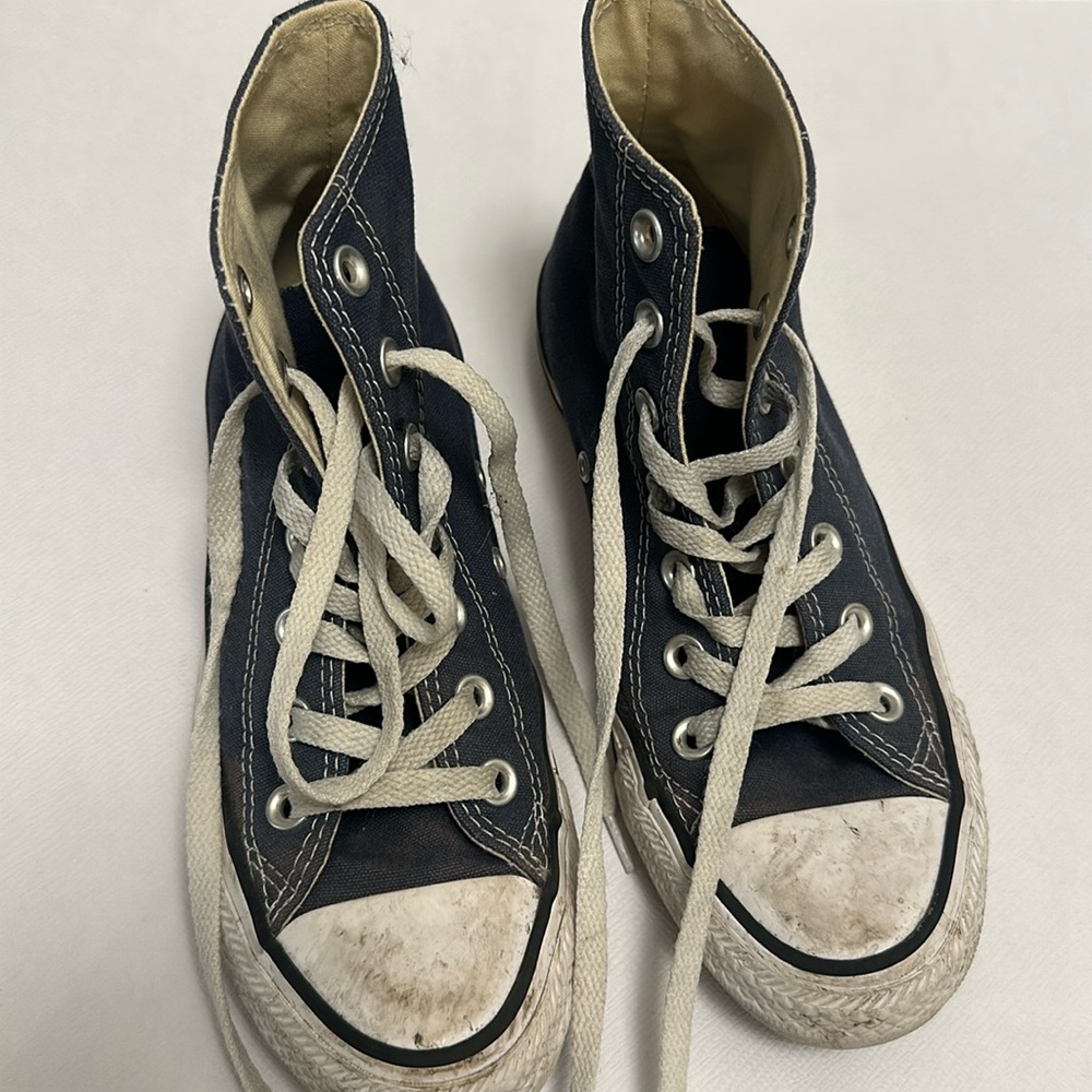 NAVY CHUCKS!